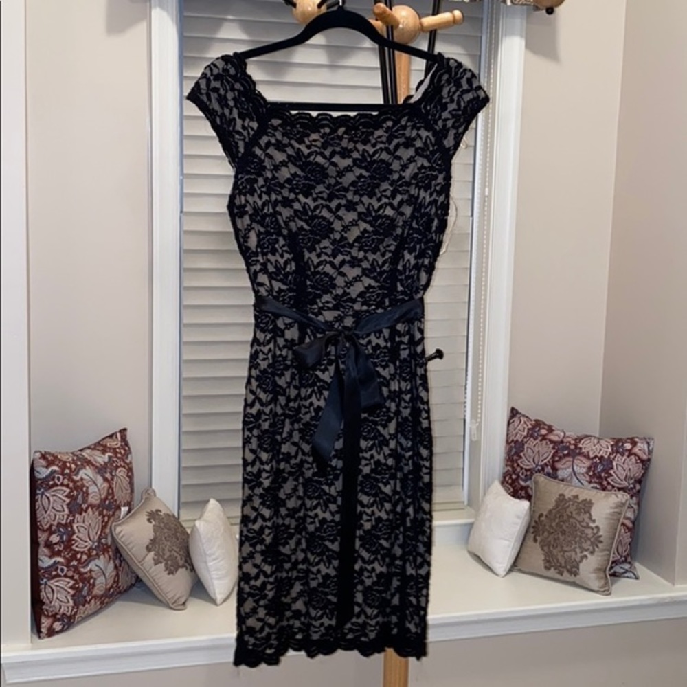 Beautiful sz 10 lace black and nude dress